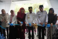 Prosesi gunting pita di pintu masuk Gedung Samsat UPTD Pelaksana Pajak dan Retribusi Daerah (PPRD) Berau,