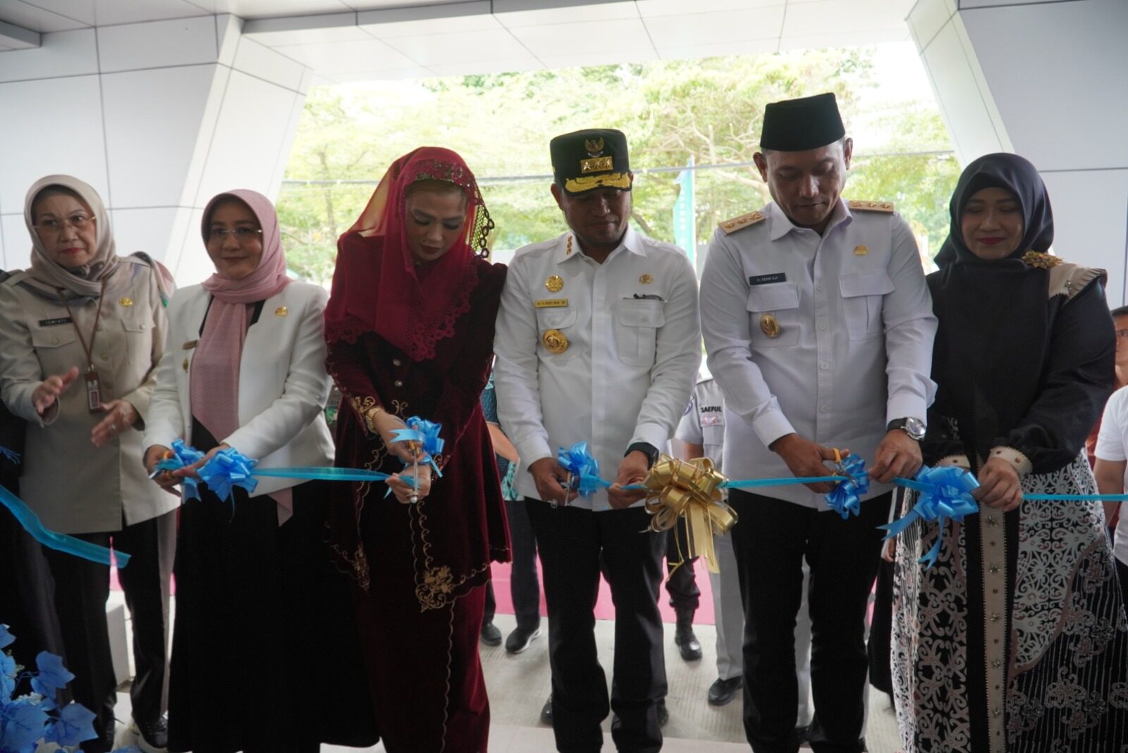 Prosesi gunting pita di pintu masuk Gedung Samsat UPTD Pelaksana Pajak dan Retribusi Daerah (PPRD) Berau,