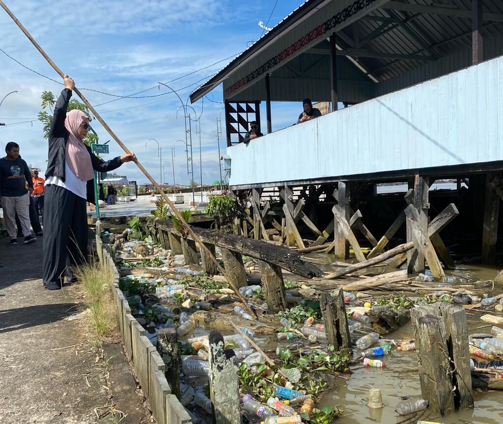 Bupati Berau, Sri Juniarsih, mengecek sampah plastik dan kayu yang menumpuk di Dermaga Rajatta, Jalan Ahmad Yani, Tanjung Redeb.