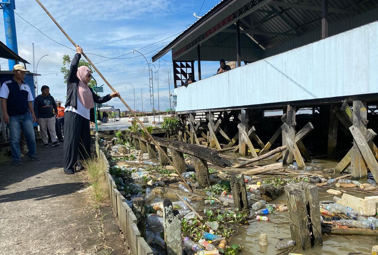 Bupati Berau, Sri Juniarsih, mengecek sampah plastik dan kayu yang menumpuk di Dermaga Rajatta, Jalan Ahmad Yani, Tanjung Redeb.