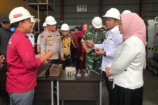 Gubernur Kaltim Rudy Mas'ud bersama Seno Aji dan Bupati Berau Sri Juniarsih melihat hasil kerja mahasiswa Politeknik Sinas Mas Berau Coal. (Sulaiman/BT)