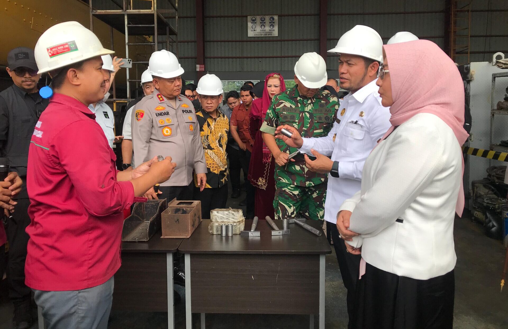 Gubernur Kaltim Rudy Mas'ud bersama Seno Aji dan Bupati Berau Sri Juniarsih melihat hasil kerja mahasiswa Politeknik Sinas Mas Berau Coal. (Sulaiman/BT)