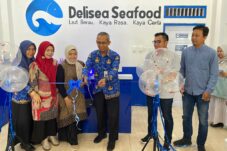 Sekretaris Disbudpar Berau, Abdul Majid, melakukan pemotongan pita saat grand opening Delisea Seafood. (Sulaiman/BT)
