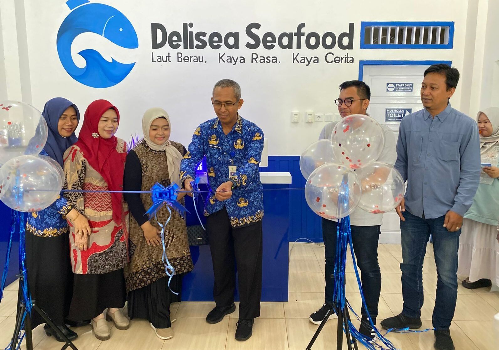 Sekretaris Disbudpar Berau, Abdul Majid, melakukan pemotongan pita saat grand opening Delisea Seafood. (Sulaiman/BT)