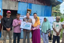 Dokumentasi bersama usai pemasangan meteran listrik yang diberikan kepada warga di Sambaliung.