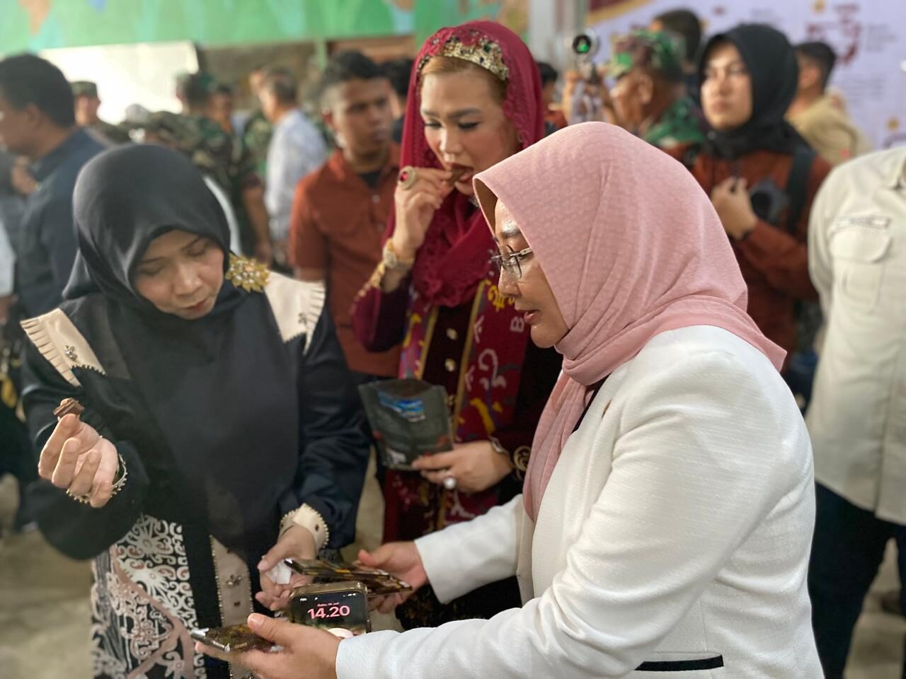 Bupati Berau, Sri Juniarsih, memperkenalkan produk coklat Berau kepada Anggota DPR, Syarifah Suraidah, saat bertandang ke pabrik Berau Cocoa milik PT Berau Coal. (Sulaiman/BT)