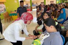 Wakil Ketua II Komite IV DPD RI, Sinta Rosma Yenti, dan Wakil Ketua Komisi II DPRD Berau, Arman Nofriansyah, saat menggelar silaturahmi di Kelurahan Teluk Bayur, Minggu (20/7/2025).