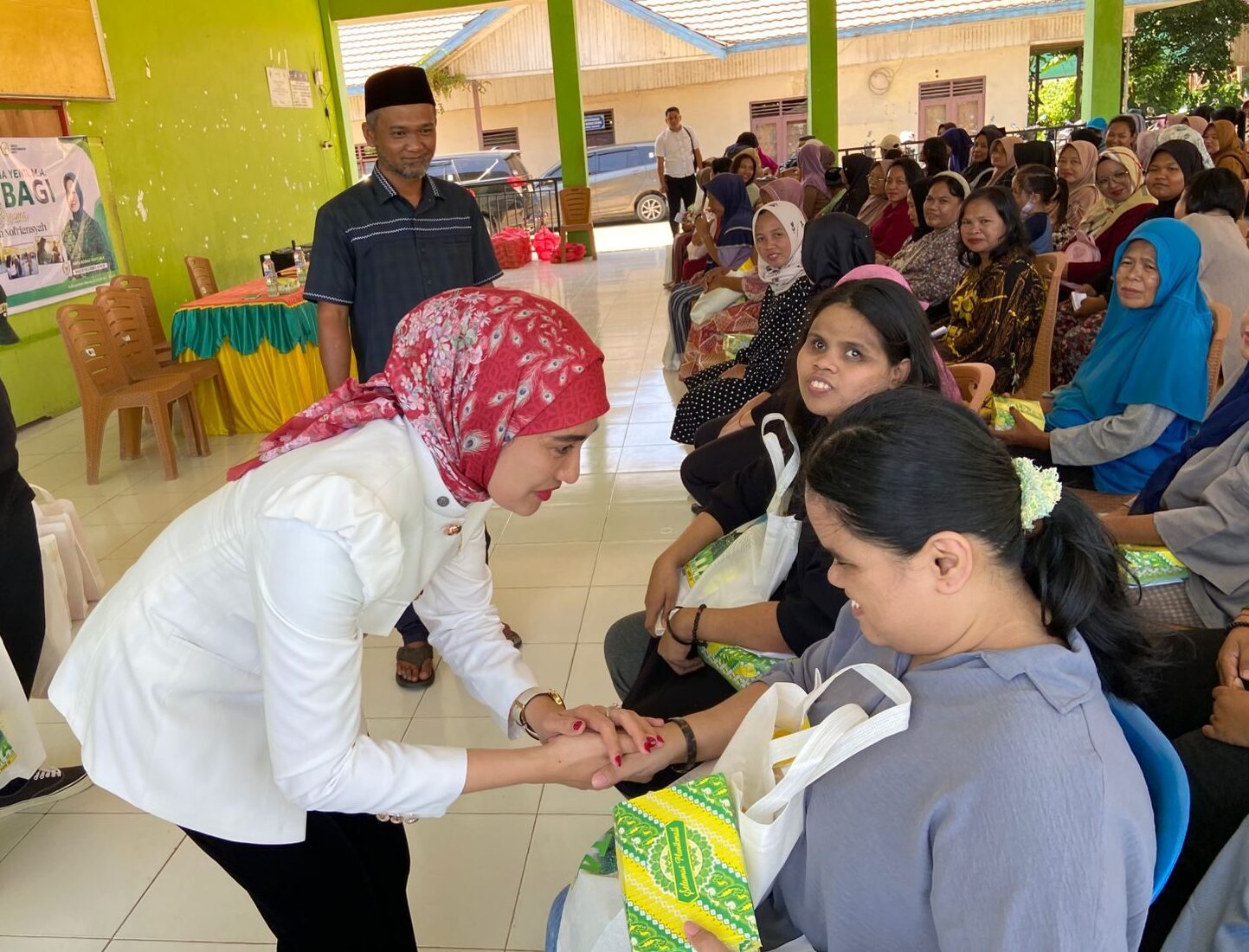 Wakil Ketua II Komite IV DPD RI, Sinta Rosma Yenti, dan Wakil Ketua Komisi II DPRD Berau, Arman Nofriansyah, saat menggelar silaturahmi di Kelurahan Teluk Bayur, Minggu (20/7/2025).