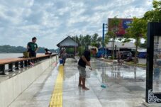 Pedagang membersihkan kawasan tepian Jalan Ahmad Yani, Tanjung Redeb, Senin (21/7/2025). (Sulaiman/BT)