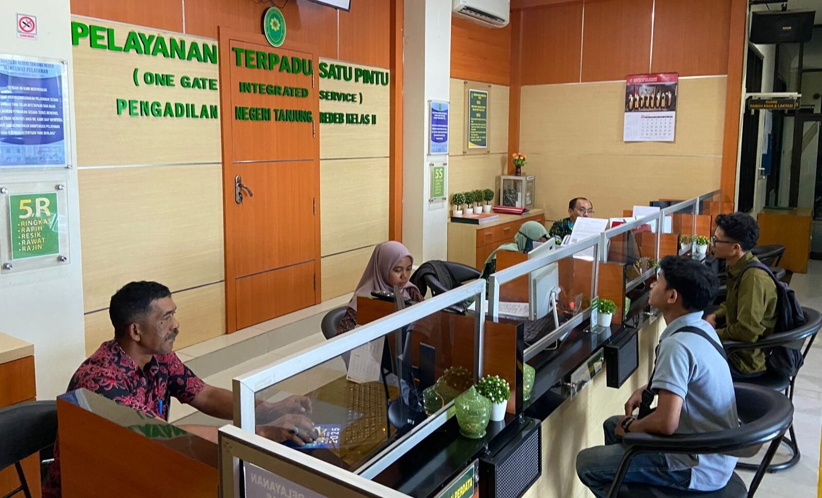 Aktivitas pegawai di PN Tanjung Redeb.