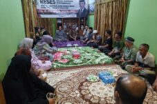 Anggota DPRD Kaltim, Makmur HAPK, bersama Anggota DPRD Berau, Gideon Andris, saat melaksanakan reses di kawasan pesisir selatan Berau. (Sulaiman/BT)