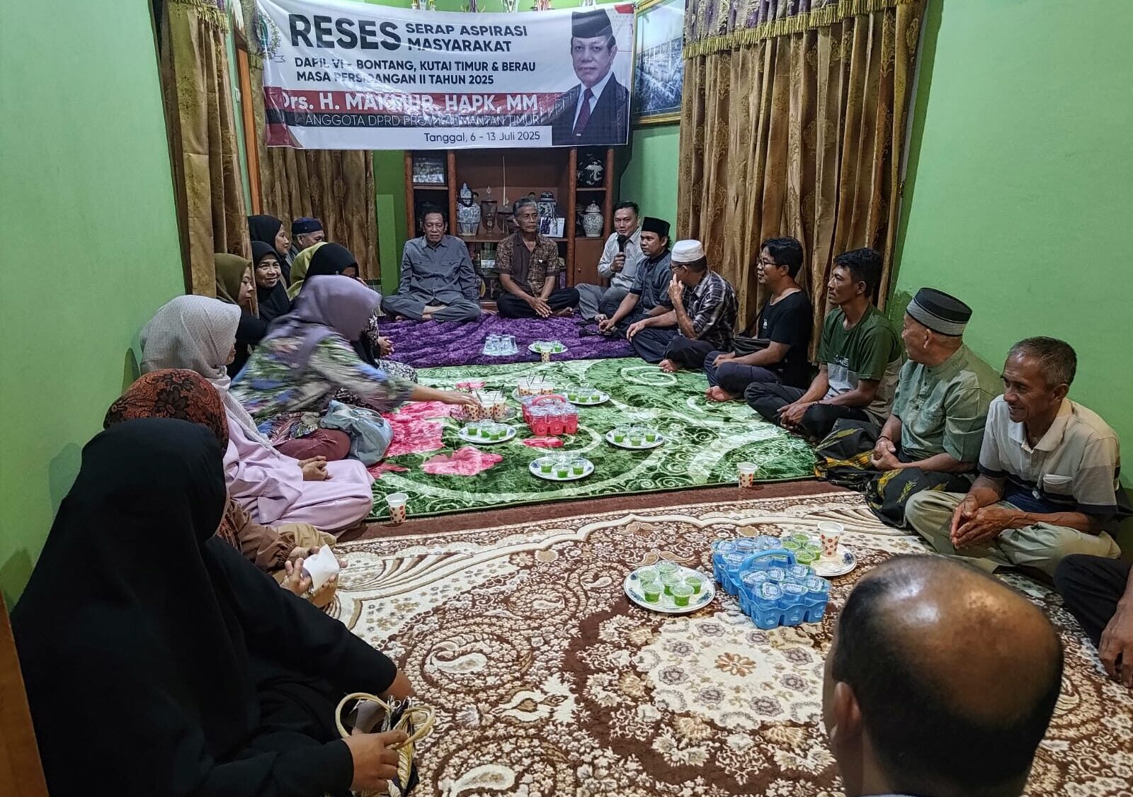 Anggota DPRD Kaltim, Makmur HAPK, bersama Anggota DPRD Berau, Gideon Andris, saat melaksanakan reses di kawasan pesisir selatan Berau. (Sulaiman/BT)