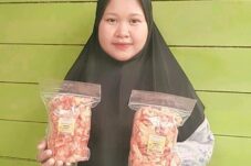 Wulan Purnama Sari dengan produk usahanya bermerk Keripik Singkong Pedas Manis Mama Keisyam.