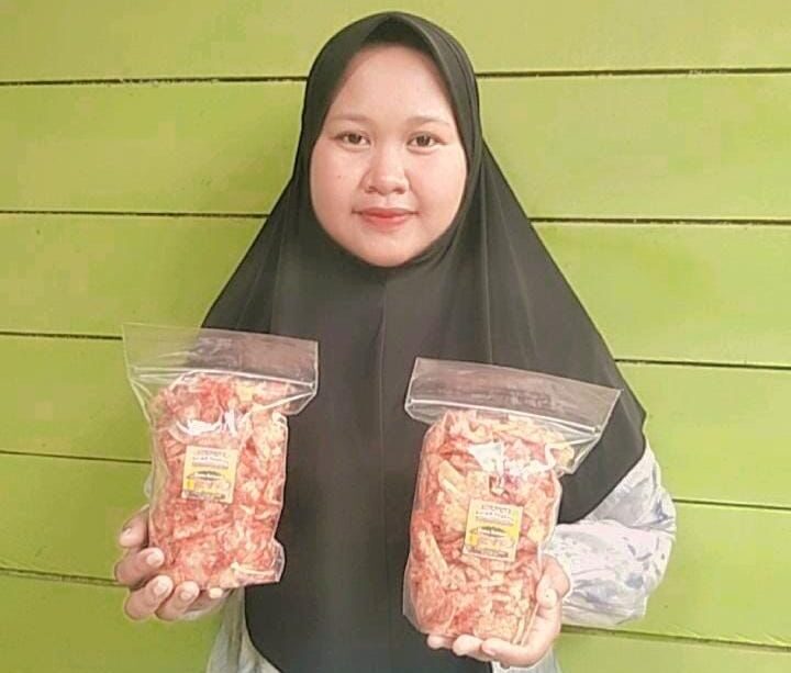 Wulan Purnama Sari dengan produk usahanya bermerk Keripik Singkong Pedas Manis Mama Keisyam.