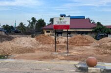 Lahan milik Pemprov Kaltim (KPHP Berau Barat) di Jalan Pemuda, Tanjung Redeb, dipasangi papan peringatan karena ada dugaan penyerobotan oleh oknum warga.