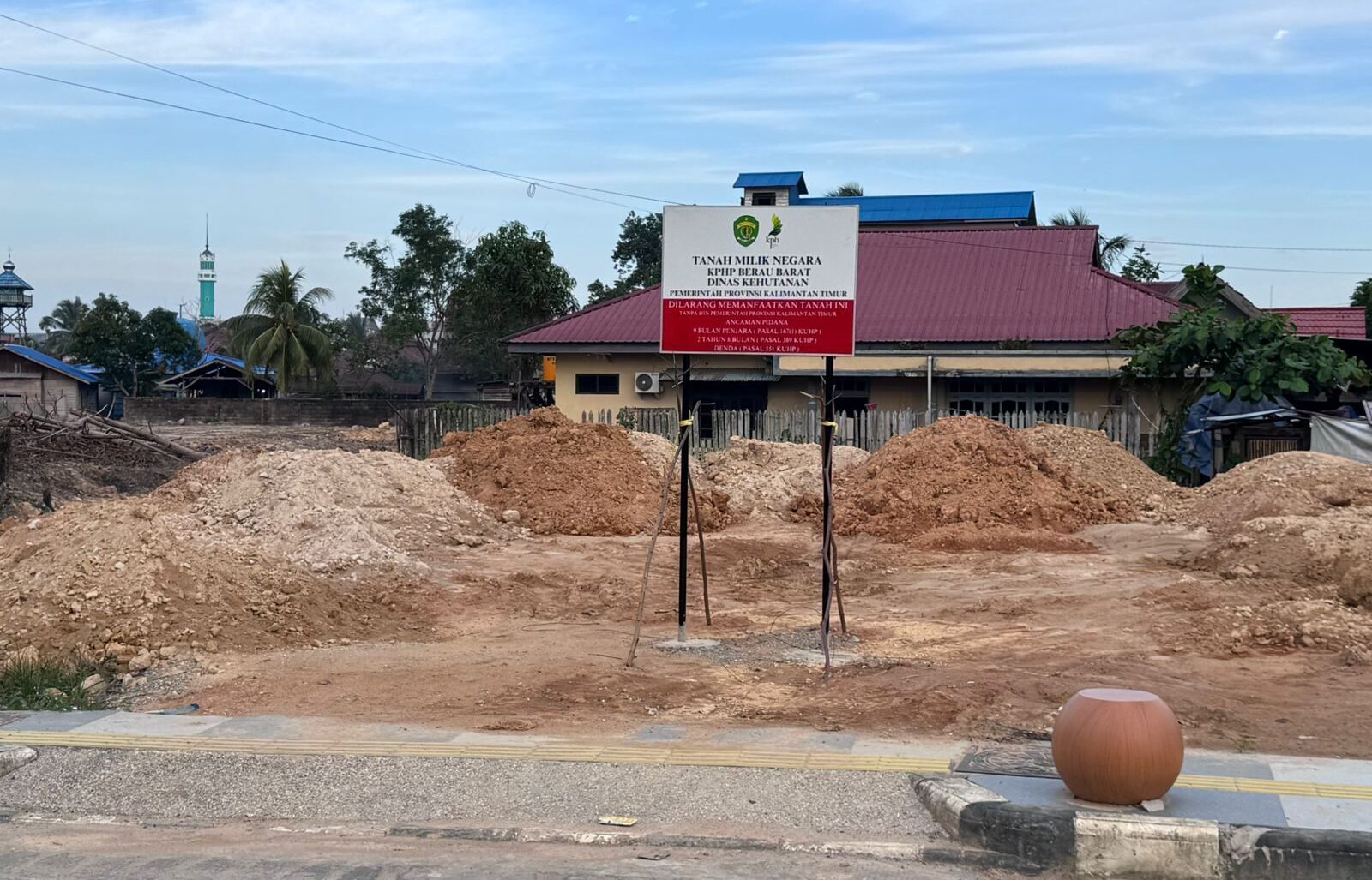 Lahan milik Pemprov Kaltim (KPHP Berau Barat) di Jalan Pemuda, Tanjung Redeb, dipasangi papan peringatan karena ada dugaan penyerobotan oleh oknum warga.