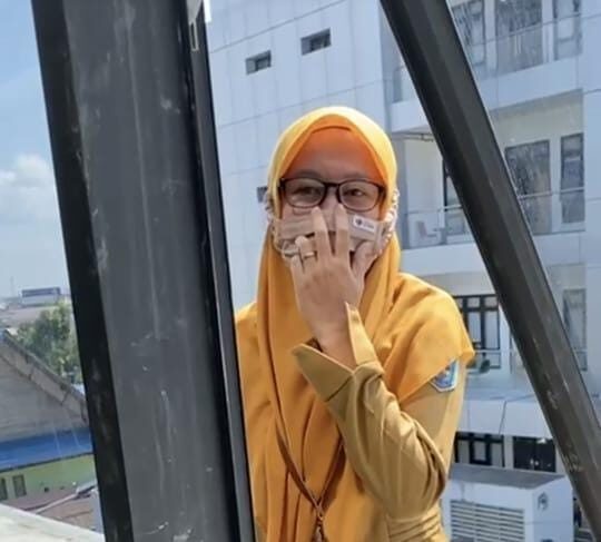 Bukan bunuh diri, ASN yang sedang berdiri di gedung Pemprov Kaltara ternyata sedang berjemur
