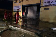Damkar berhasil padamkan kebakaran bangunan Pusat Laundry di Jalan Gunung Panjang, Tanjung Redeb,