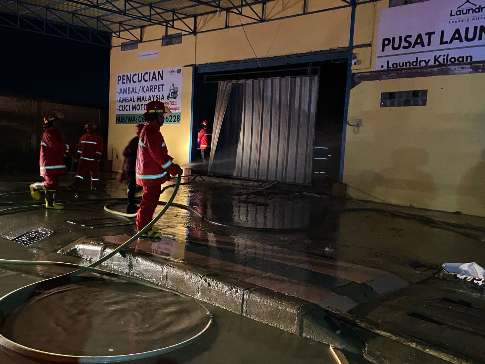 Damkar berhasil padamkan kebakaran bangunan Pusat Laundry di Jalan Gunung Panjang, Tanjung Redeb,