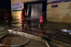 Damkar berhasil padamkan kebakaran bangunan Pusat Laundry di Jalan Gunung Panjang, Tanjung Redeb,