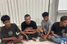 Empat pelaku pemukulan yang sudah diamankan polisi di Mapolres Berau, Senin (21/7/2025).