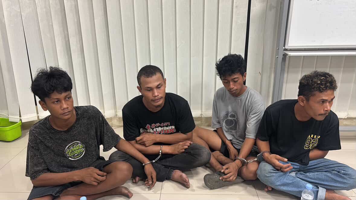 Empat pelaku pemukulan yang sudah diamankan polisi di Mapolres Berau, Senin (21/7/2025).