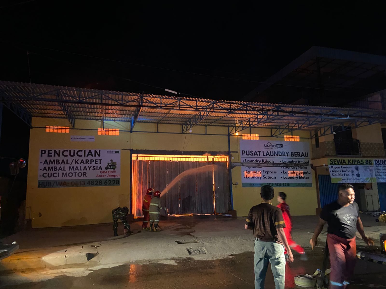 Kebakaran landa bangunan Pusat Laundry di Jalan Gunung Panjang, Tanjung Redeb, Berau,