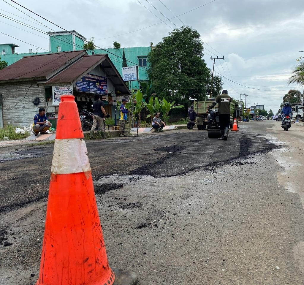 Perbaikan jalan pemukiman oleh TRC DPUPR Berau di Jalan Mangga III Tanjung Redeb. (Sulaiman/BT)