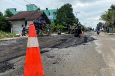 Perbaikan jalan pemukiman oleh TRC DPUPR Berau di Jalan Mangga III Tanjung Redeb. (Sulaiman/BT)