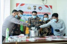 Satres Narkoba Polres Berau bersama instansi terkait musnahkan barang bukti sabu dan disaksikan para tersangka.