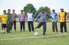 Sekkab Berau, Muhammad Said, menendang bola ke arah gawang sebagai penanda dibukanya turnamen Buana Meru Cup di Kampung Merancang Ulu. (Humas)