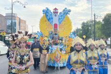 Meriahnya fashion carnival yang digelar Dispusip Berau di Jalan Pulau Derawan, Minggu (27/7/2025).