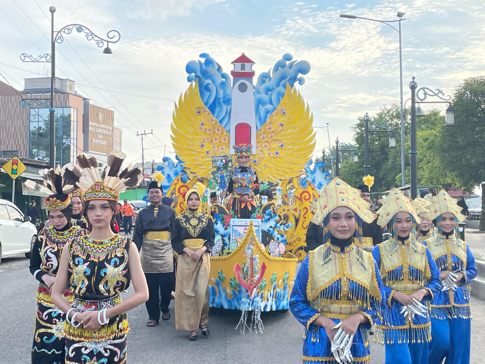 Meriahnya fashion carnival yang digelar Dispusip Berau di Jalan Pulau Derawan, Minggu (27/7/2025).