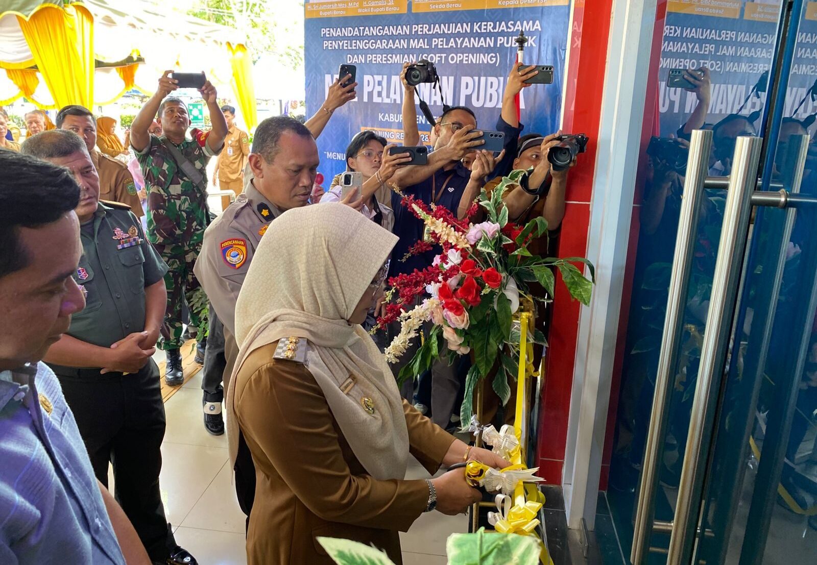 Bupati Berau, Sri Juniarsih, meresmikan Mal Pelayanan Publik (MPP) di kantor DPMPTSP Berau, Senin (28/7/2025). (Sulaiman/BT)
