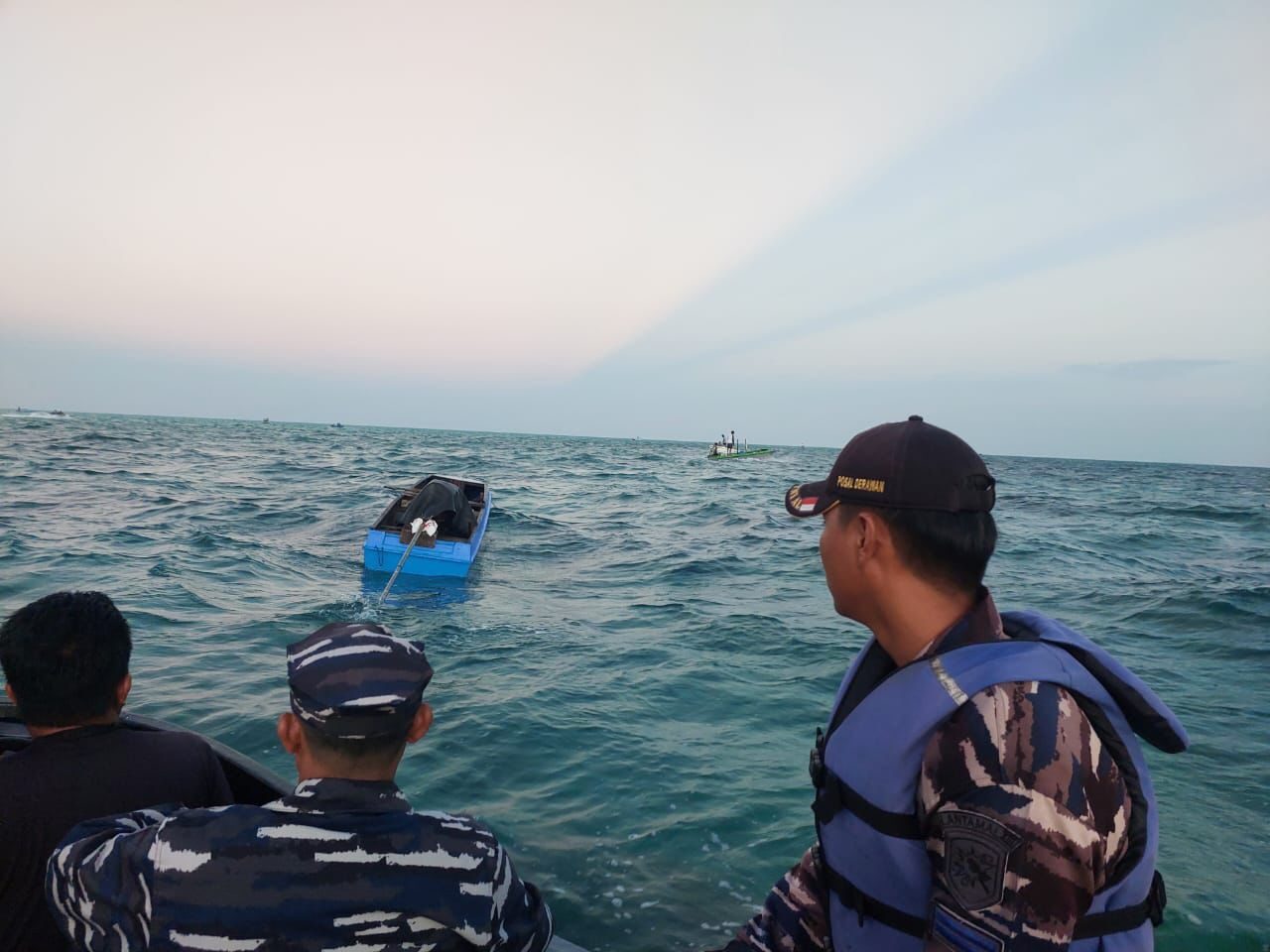 Proses pencarian Arifin di sekitar perairan Karang Masimbung.