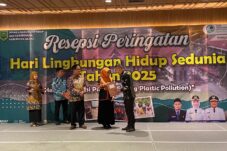 Bupati Berau Sri Juniarsih memberikan penghargaan pada malam penutupan puncak Hari Lingkungan Hidup 2025 di Hotel Mercure, Senin (28/7/2025). (Sulaiman/BT)
