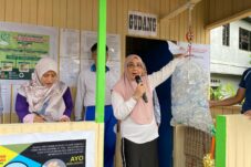 Bupati Berau, Sri Juniarsih, kampanyekan penanganan sampah melalui pembuatan biopori. (Sulaiman/BT)