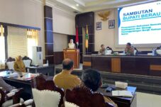 Bupati Berau Sri Juniarsih, memberikan arahan dalam penyusunan dokumen penanggulangan bencana banjir kontingensi di Ruang Rapat Sangalaki, Selasa (29/7/2025). (Sulaiman/BT)