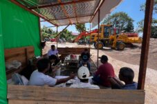 Ketua DPRD Berau, Dedy Okto Nooryanto, saat bersama pekerja pasir dan koral, Selasa (29/7/2025).
