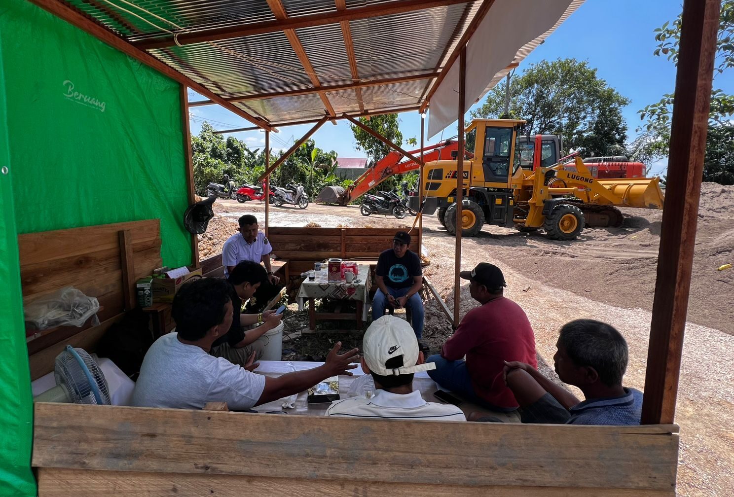 Ketua DPRD Berau, Dedy Okto Nooryanto, saat bersama pekerja pasir dan koral, Selasa (29/7/2025).