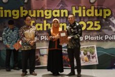 Bupati Berau Sri Juniarsih saat menyerahkan piagam apresiasi kepada manajemen PT Berau Coal.