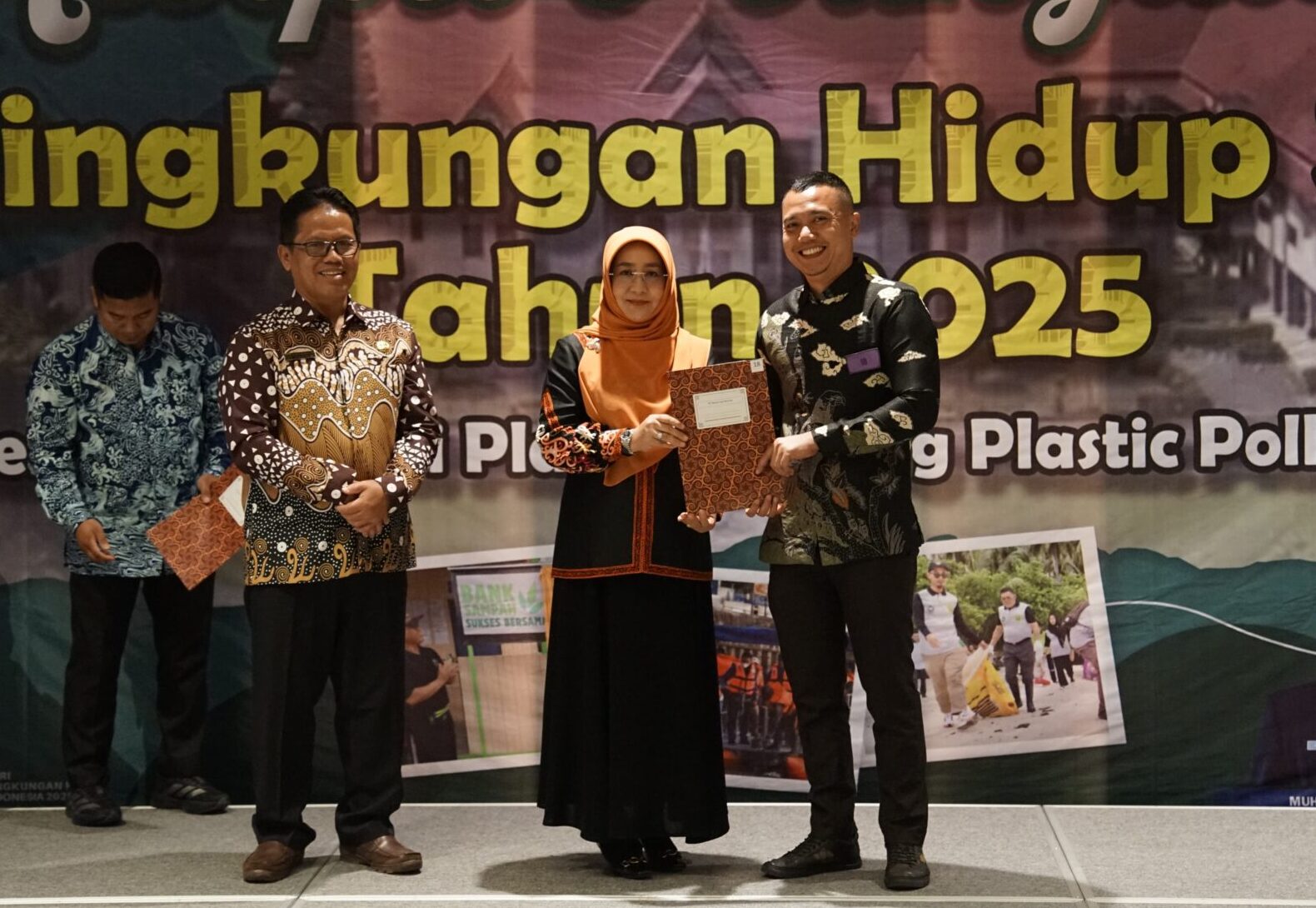 Bupati Berau Sri Juniarsih saat menyerahkan piagam apresiasi kepada manajemen PT Berau Coal.