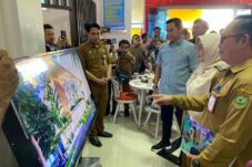 Bupati Berau, Sri Juniarsih, bersama Ketua DPRD Berau, Deddy Okto Nooryanto, dan Kepala DPMPTSP, Nanang Bakran, melihat langsung desain bangunan MPP yang dibangun tahun ini. (Sulaiman/BT)