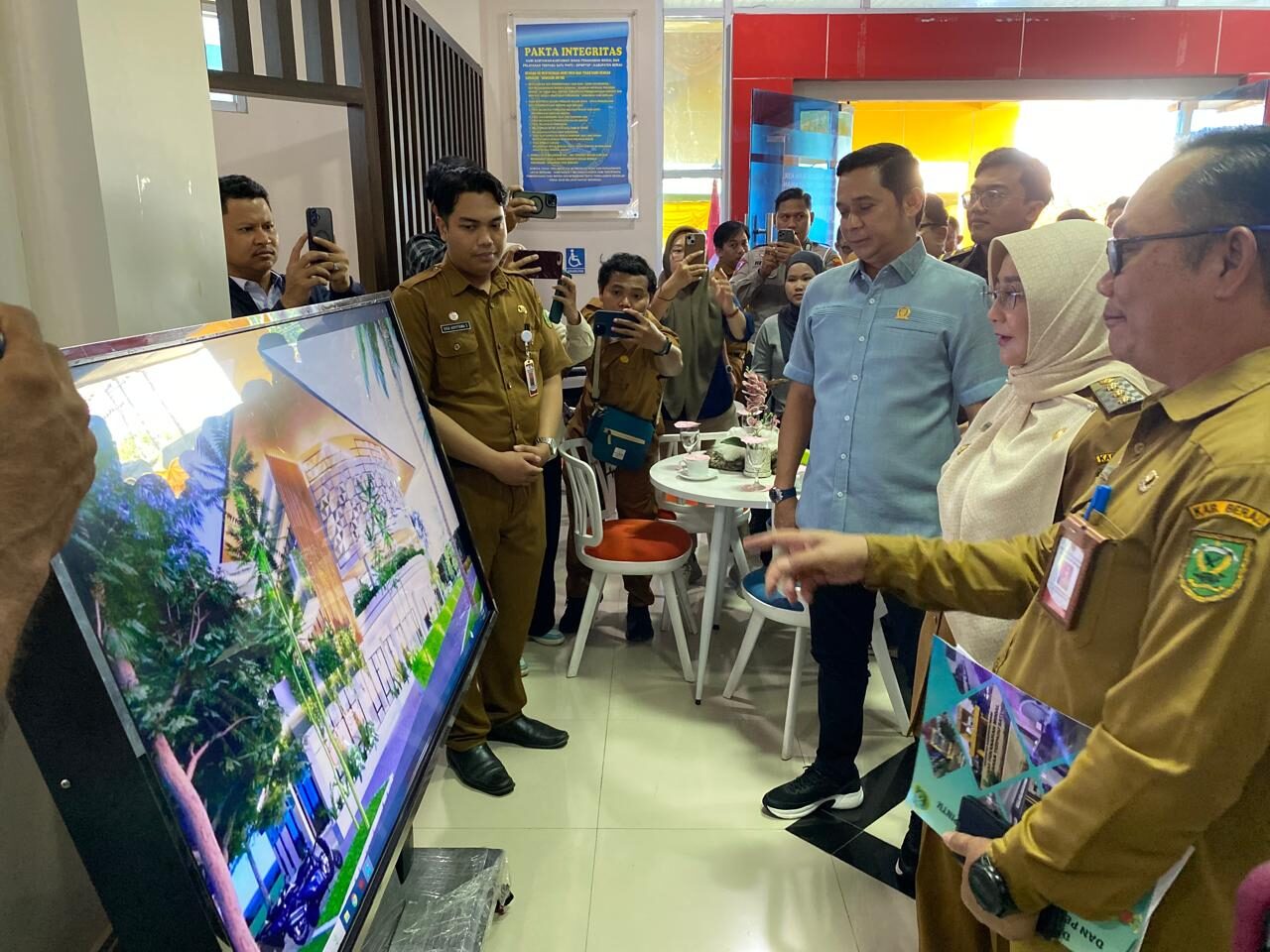 Bupati Berau, Sri Juniarsih, bersama Ketua DPRD Berau, Deddy Okto Nooryanto, dan Kepala DPMPTSP, Nanang Bakran, melihat langsung desain bangunan MPP yang dibangun tahun ini. (Sulaiman/BT)