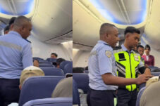 Petugas menurunkan penumpang Lion Air yang marah dan sebut bawa bom