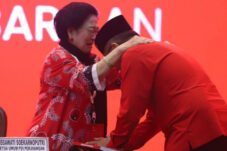 Tangis Megawati Soekarnoputri saat bertemu Hasto Kristiyanto di Kongres PDIP