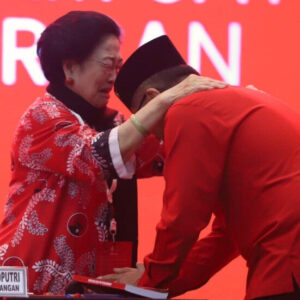 Tangis Megawati Soekarnoputri saat bertemu Hasto Kristiyanto di Kongres PDIP