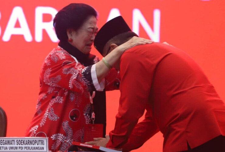 Tangis Megawati Soekarnoputri saat bertemu Hasto Kristiyanto di Kongres PDIP