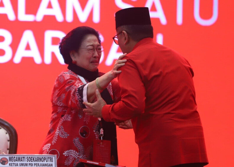 Tangis Megawati Soekarnoputri saat bertemu Hasto Kristiyanto di Kongres PDIP