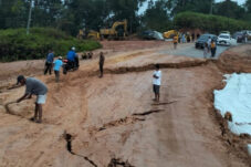Ruas Jalan Poros Pegat Bukur longsor